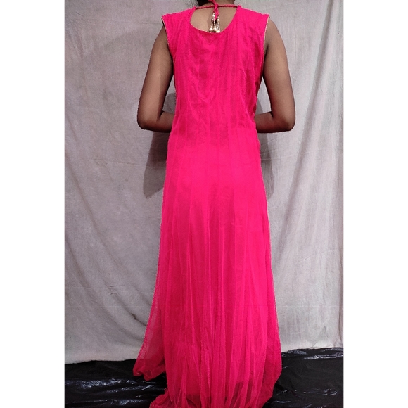 Gown with heavy embroidery - Picture 8 of 9